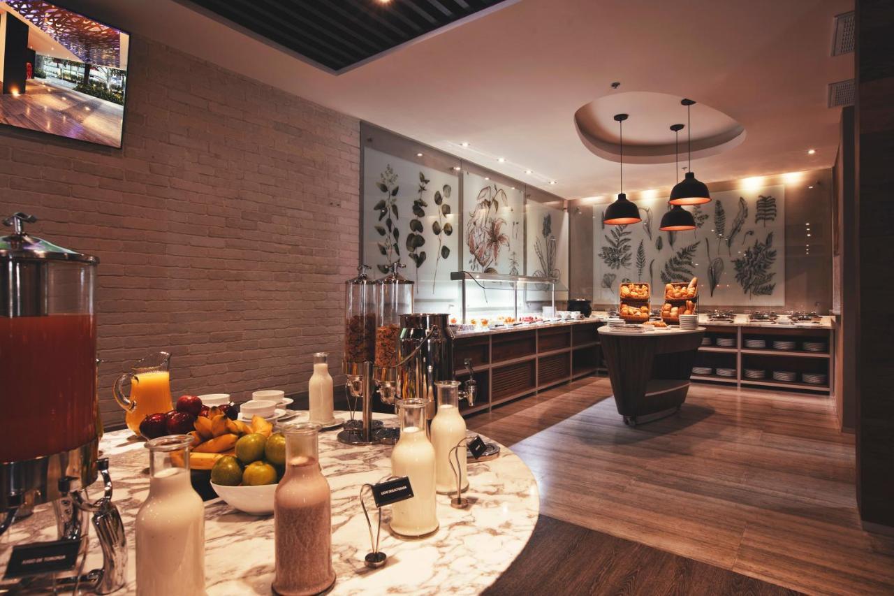 Krystal Grand Suites Insurgentes Mexico City Luaran gambar The lounge at the airport