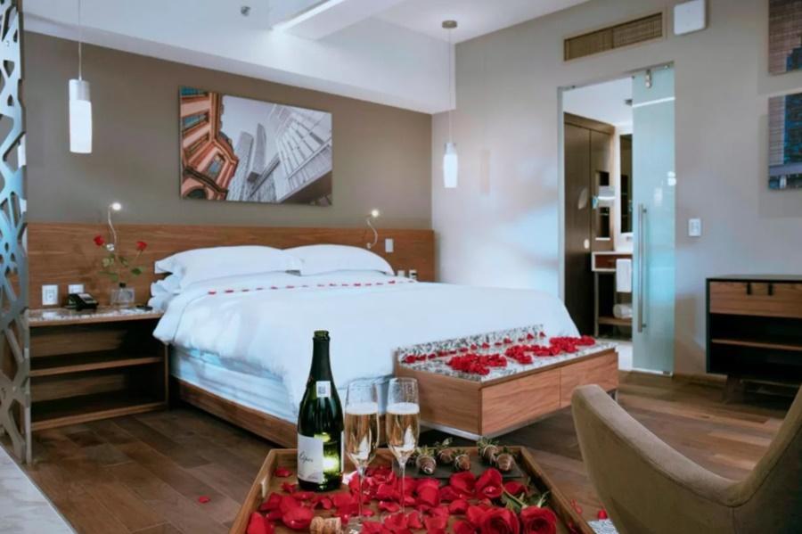 Krystal Grand Suites Insurgentes Mexico City Luaran gambar A suite at the hotel