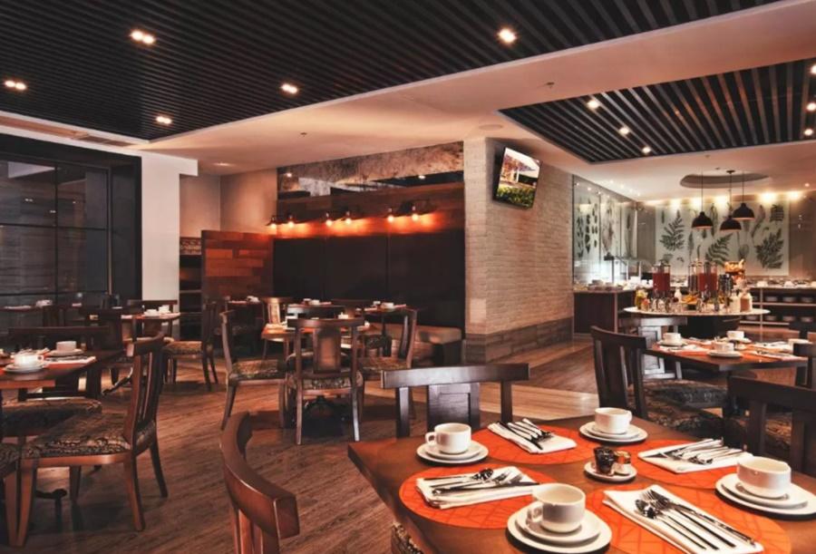 Krystal Grand Suites Insurgentes Mexico City Luaran gambar The interior of a typical buffet restaurant