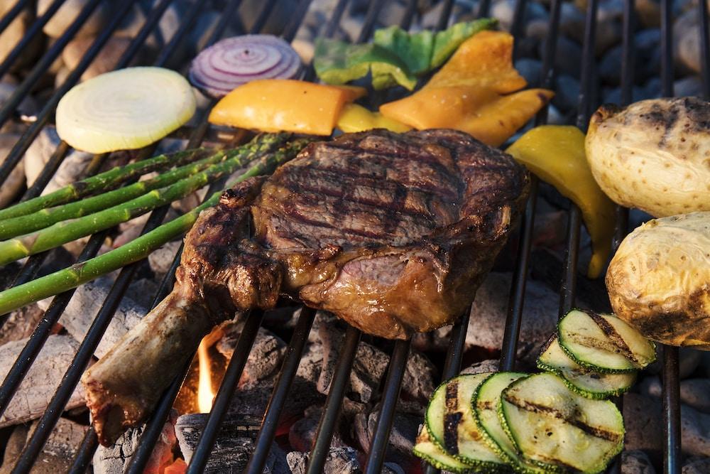 Krystal Grand Suites Insurgentes Mexico City Luaran gambar A steak and vegetables being grilled