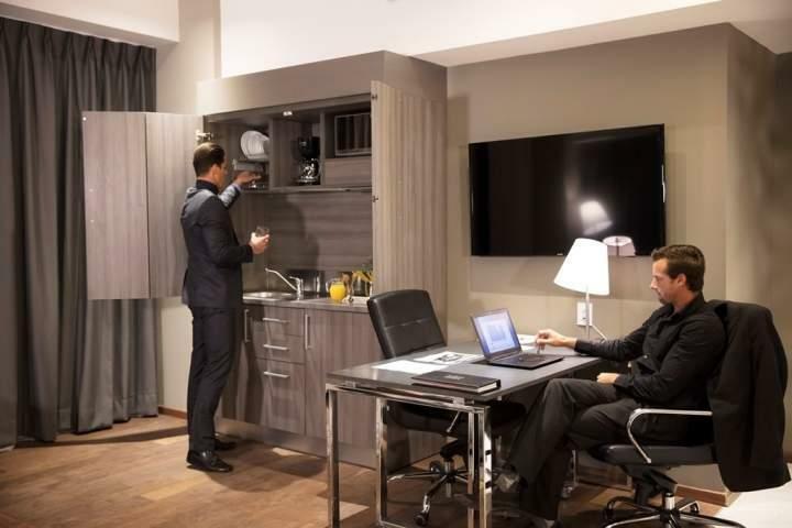 Krystal Grand Suites Insurgentes Mexico City Luaran gambar A butler at work